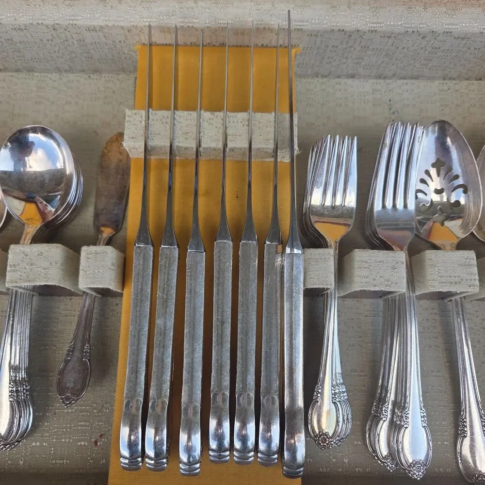 1847 Rogers Bros Remembrance Silverplate 50pc Flatware Set Wood Chest Vintage